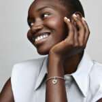 Pandora Σύμβολο Pearlescent White Heart Double Dangle Charm - Image 3