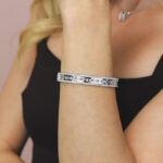 Άκαμπτο βραχιόλι με φλοράλ μοτίβο και διπλό στέμμα από ζιργκόν - Image 2