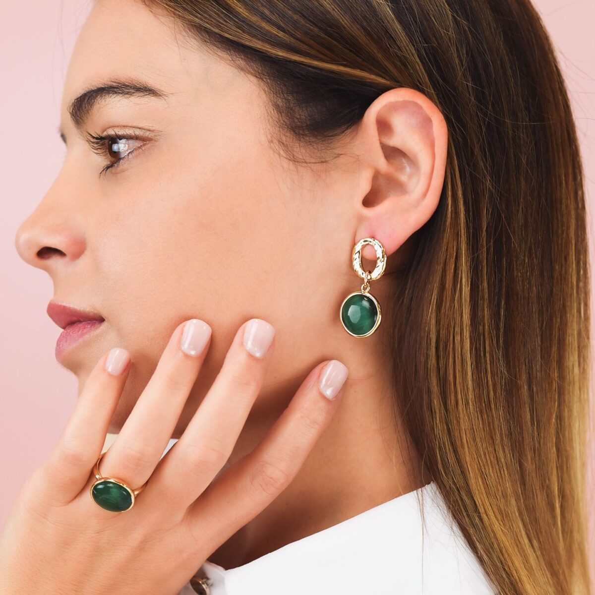 Επιχρυσωμένα σκουλαρίκια με σκούρα πράσινα κρύσταλλα και κυκλική μονάδα - Image 2